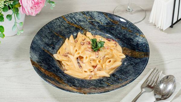 Penne cu Branză Cheddar, Bere și Bacon